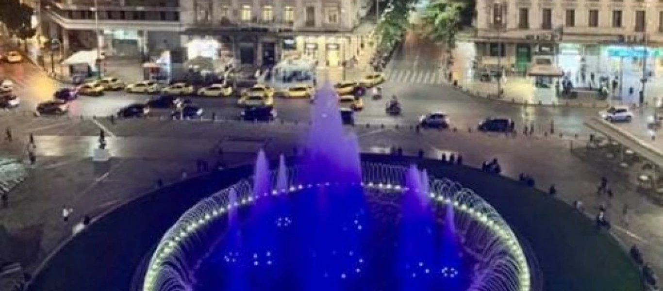 Στα γαλανόλευκα το συντριβάνι της Ομόνοιας για την 28η Οκτωβρίου(φωτό)